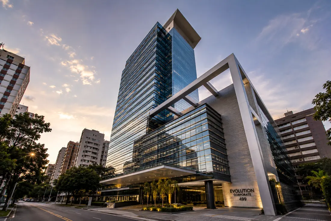 Edifício corporativo de alto padrão ao entardecer
